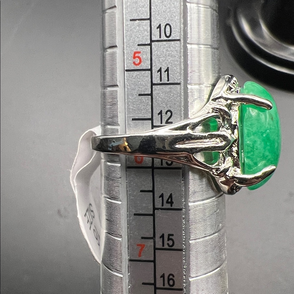 Beautiful Jadeite Ring - Green Gemstone - Picture 5 of 5